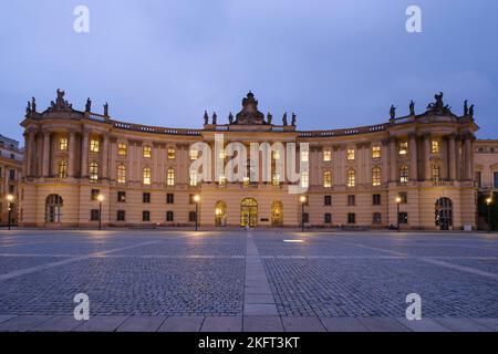 Université Humboldt illuminée, Faculté de droit, Bebelplatz, Blue Hour, Berlin, Allemagne, Europe Banque D'Images