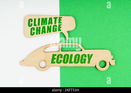 Concept environnemental. Sur fond blanc et vert, une figure en bois d'une voiture avec l'inscription Ecology et une plaque avec l'inscription Clima Banque D'Images