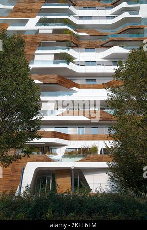 De l'extérieur inférieur de l'immeuble contemporain de haute élévation situé sur la rue de la ville Banque D'Images