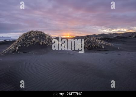 Vue imprenable sur la plage de sable noir Stockness et la montagne Vestahorn en arrière-plan en Islande au coucher du soleil Banque D'Images