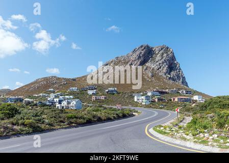 Rooiels, Afrique du Sud - 20 septembre 2022 : vue sur Rooiels sur la route R44 sur la côte sud du Cap occidental. Les maisons sont visibles Banque D'Images