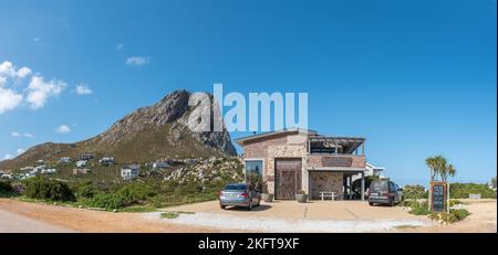 Rooiels, Afrique du Sud - 20 septembre 2022 : une scène de rue à Rooiels dans la région de l'ouest du Cap Overberg. Un restaurant et des véhicules sont visibles Banque D'Images