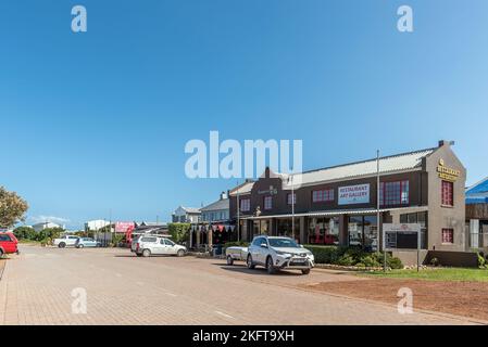 Rooiels, Afrique du Sud - 20 septembre 2022 : une scène de rue à Rooiels dans la région de l'ouest du Cap Overberg. Un restaurant, une galerie d'art et des véhicules sont visibl Banque D'Images