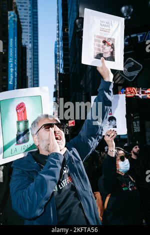 Un manifestant crie des slogans tout en tenant une photo d'une victime du régime islamique pendant la manifestation. Des milliers de personnes se rendent au siège des Nations Unies pour commémorer le sanglant novembre 2019, lorsque les forces de sécurité iraniennes auraient tué quelque 1500 manifestants. Des membres de la diaspora iranienne se sont prononcés contre la répression meurtrière des manifestations qui ont éclaté après la mort de Mahsa Amini sous la garde de la police morale iranienne, et ont exigé une action de l'ONU. (Photo d'Olga Fedorova/SOPA Images/Sipa USA) Banque D'Images