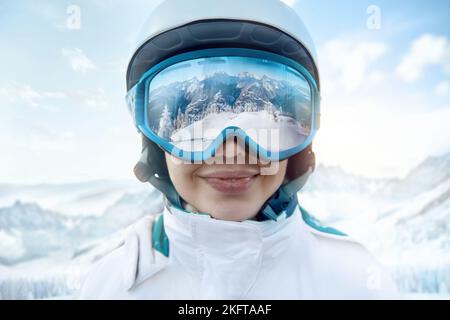 Femme à la station de ski sur le fond des montagnes et Blue Sky.A chaîne de montagne reflétée dans le masque de ski. Sports d'hiver. Banque D'Images