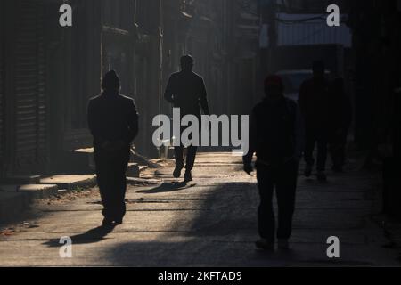 Katmandou, ne, Népal. 20th novembre 2022. Les locaux marchent vers un poste de vote lors des élections générales au Népal, à Patan, Lalitpur, Népal, le 20 septembre 2022. (Image de crédit : © Aryan Dhimal/ZUMA Press Wire) Banque D'Images