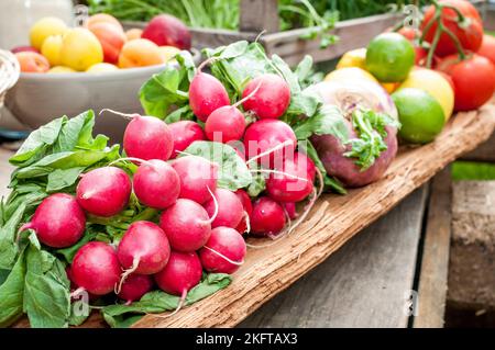 Barbecue extérieur avec préparations alimentaires. Les gens mangent et mangent à l'extérieur. Beaucoup de légumes, de poisson et de viande. Banque D'Images