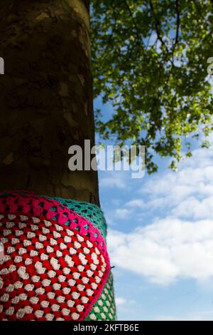 Le bombardement de fils (Tricot urbain en français) est un art de rue consistant à couvrir des plantes, des arbres, des objets dans des rues ou des lieux publics avec une décoration de knitte Banque D'Images