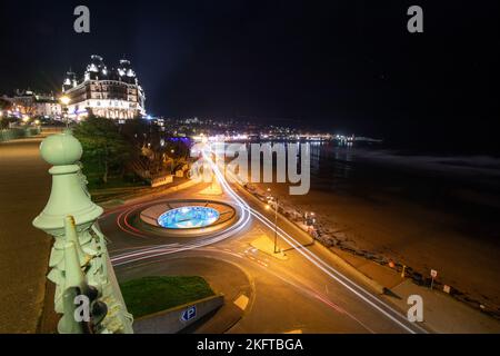 Vue sur le front de mer et le port de Scarborough depuis le pont Cliff avec des sentiers légers depuis le trafic en contrebas. Banque D'Images