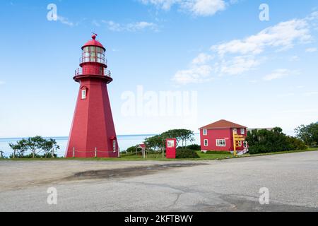 La Matre, Canada - 9 août 2015 : vue sur le Phare de la Martre, l'un des nombreux phares emblématiques de la Gaspésie pendant une journée ensoleillée Banque D'Images