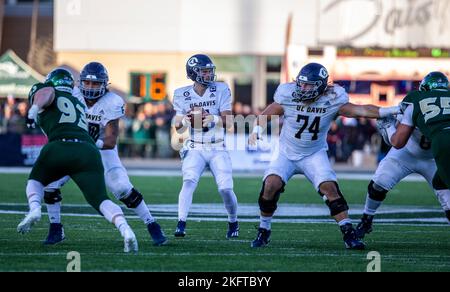 Stade Hornet. 19th novembre 2022. U.S.A. UC Davis Quarterback Miles Hastings (7) cherche le passage profond pendant le match de football NCAA Causeway Classic entre UC Davis Aggies et les Sacramento State Hornets. L'État de Sacramento a battu l'UC Davis 27-21 au Hornet Stadium. Thurman James/CSM/Alamy Live News Banque D'Images