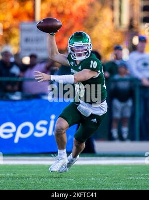 Stade Hornet. 19th novembre 2022. États-Unis le quarterback de Sacramento State Asher O'Hara (10) cherche à lancer le col pendant le match de football NCAA Causeway Classic entre UC Davis Aggies et les Sacramento State Hornets. L'État de Sacramento a battu l'UC Davis 27-21 au Hornet Stadium. Thurman James/CSM/Alamy Live News Banque D'Images