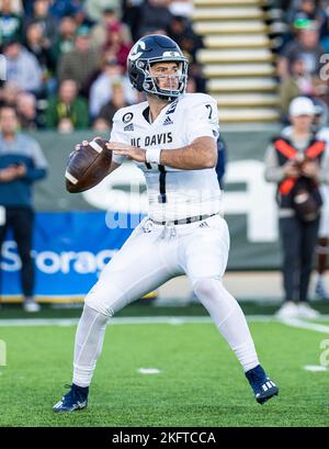 Stade Hornet. 19th novembre 2022. U.S.A. UC Davis Quarterback Miles Hastings (7) cherche le passage profond pendant le match de football NCAA Causeway Classic entre UC Davis Aggies et les Sacramento State Hornets. L'État de Sacramento a battu l'UC Davis 27-21 au Hornet Stadium. Thurman James/CSM/Alamy Live News Banque D'Images