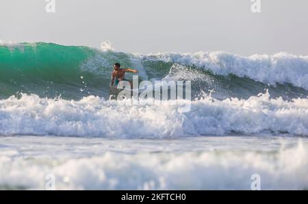 ISRAËL, Herzliya - 05 octobre 2022: Surfeur sur la vague Banque D'Images