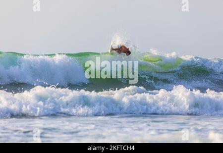 ISRAËL, Herzliya - 05 octobre 2022: Surfeur sur la vague Banque D'Images