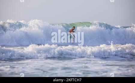 ISRAËL, Herzliya - 05 octobre 2022: Surfeur sur la vague Banque D'Images