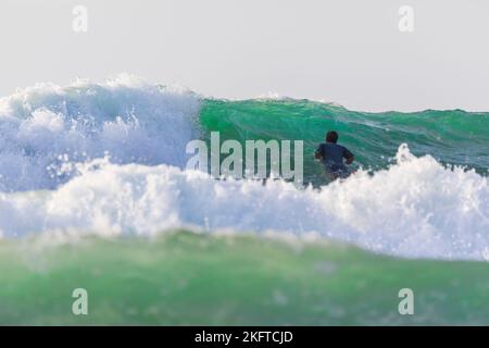 ISRAËL, Herzliya - 05 octobre 2022: Surfeur en attente de la vague Banque D'Images