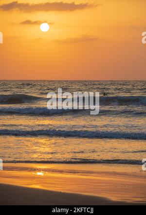 ISRAËL, Herzliya - 05 octobre 2022: Surfeur en attente de la vague Banque D'Images