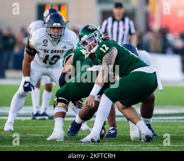 Stade Hornet. 19th novembre 2022. États-Unis Sacramento Quarterback Jake Dunniway (12) commencez la partie pendant le match de football NCAA Causeway Classic entre UC Davis Aggies et les Sacramento State Hornets. L'État de Sacramento a battu l'UC Davis 27-21 au Hornet Stadium. Thurman James/CSM/Alamy Live News Banque D'Images