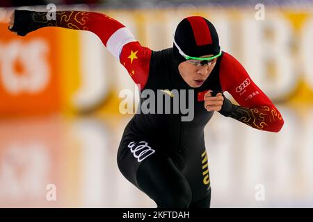 HEERENVEEN, PAYS-BAS - NOVEMBRE 20 : Ziwen Lian de Chine en compétition dans le groupe B masculin 1500m lors de la coupe du monde de Speedskating 2 à Thialf on 20 novembre 2022 à Heerenveen, pays-Bas (photo d'Andre Weening/Orange Pictures) Banque D'Images