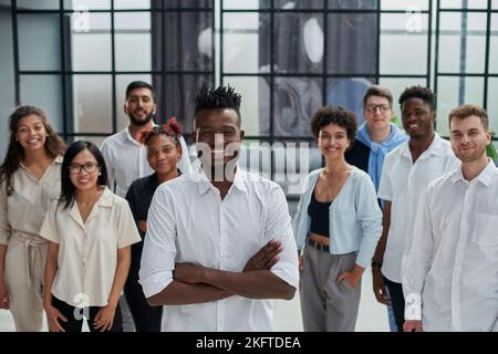 Joyeux équipe de divers hommes d'affaires debout ensemble au bureau, portrait de groupe. Banque D'Images