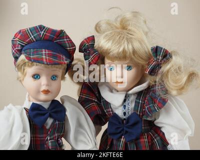 Poupées en porcelaine d'époque deux filles aux cheveux blonds en costumes à carreaux. Les poupées en porcelaine étaient populaires au 18th siècle en France. Ils ont été utilisés pour pr Banque D'Images