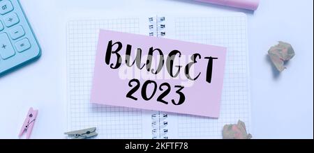 Signature manuscrite Budget 2023. Estimation conceptuelle des recettes et des dépenses pour l'année prochaine ou en cours Banque D'Images