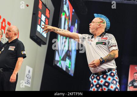 WOLVERHAMPTON, ANGLETERRE - NOVEMBRE 12 : Peter Wright d'Écosse pendant le match de groupe Cazoo Grand Chelem of Darts au village de loisirs d'Aldersley, sur 12 novembre 2022, à Wolverhampton, Angleterre (photo de l'agence Pieter Verbeek/BSR) Banque D'Images