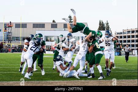 Stade Hornet. 19th novembre 2022. États-Unis : le quarterback de l'État de Sacramento Asher O'Hara (10) saute sur la pile pour un touchdown lors du match de football NCAA Causeway Classic entre UC Davis Aggies et les Sacramento State Hornets. L'État de Sacramento a battu l'UC Davis 27-21 au Hornet Stadium. Thurman James/CSM/Alamy Live News Banque D'Images