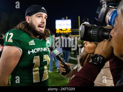 Stade Hornet. 19th novembre 2022. États-Unis Sacramento Quarterback Jake Dunniway (12) sur le terrain interview TV après le match de football NCAA Causeway Classic entre UC Davis Aggies et les Sacramento State Hornets. L'État de Sacramento a battu l'UC Davis 27-21 au Hornet Stadium. Thurman James/CSM/Alamy Live News Banque D'Images