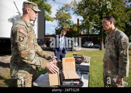 Le major Joseph Leary, chef de produit adjoint pour le Soldier Tactical Power, fait une démonstration sur la Conformal Wearable Battery (CCB) au lieutenant-général Robert Marion, adjoint militaire principal au secrétaire adjoint de l'Armée pour l'acquisition, la logistique et la technologie à fort Belvoir, octobre 6. La CCB est une batterie robuste, ergonomique et flexible qui fournit 150 watts-heures d'énergie. Le lieutenant général Marion a reçu des démonstrations complètes des produits Soldier, chef de produit de PEO Soldier Precision Targeting Devices, comme LES JETS, le laser Target Locator, le laser Designator Rangefinder et Smal Banque D'Images