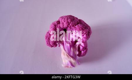 Morceau de chou-fleur violet ou violet ou rose comme un arbre sur fond blanc, isolé, gros plan. Banque D'Images