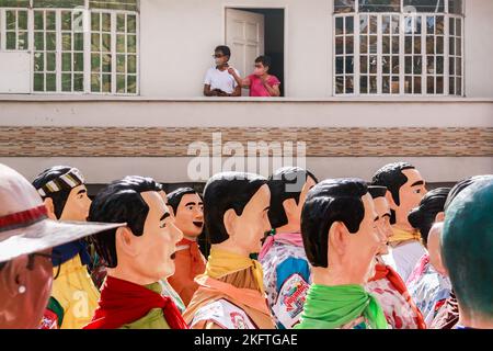 Angono, Rizal, 20 novembre 2022. Les statues papier-maché traversent les rues d'Angono, Rizal, pendant le grand défilé du festival de Higantes sur 20 novembre 2022. Après une hiatus de deux ans en raison de la pandémie, les habitants de la région célèbrent le festival de leur ville pour la première fois. Les Higantes, ou géants paper-maché, auraient été créées par les agriculteurs locaux durant l'ère de la colonisation espagnole comme une forme de protestation contre leurs propriétaires terriens. La taille des marionnettes géantes paper-maches varie de quatre à cinq pieds de diamètre et de dix à douze pieds de hauteur, et elles ne peuvent être contrôlées que de l'intérieur. Banque D'Images