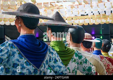 Angono, Rizal, 20 novembre 2022. Les statues papier-maché traversent les rues d'Angono, Rizal, pendant le grand défilé du festival de Higantes sur 20 novembre 2022. Après une hiatus de deux ans en raison de la pandémie, les habitants de la région célèbrent le festival de leur ville pour la première fois. Les Higantes, ou géants paper-maché, auraient été créées par les agriculteurs locaux durant l'ère de la colonisation espagnole comme une forme de protestation contre leurs propriétaires terriens. La taille des marionnettes géantes paper-maches varie de quatre à cinq pieds de diamètre et de dix à douze pieds de hauteur, et elles ne peuvent être contrôlées que de l'intérieur. Banque D'Images