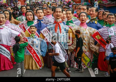 Angono, Rizal, 20 novembre 2022. Les statues papier-maché traversent les rues d'Angono, Rizal, pendant le grand défilé du festival de Higantes sur 20 novembre 2022. Après une hiatus de deux ans en raison de la pandémie, les habitants de la région célèbrent le festival de leur ville pour la première fois. Les Higantes, ou géants paper-maché, auraient été créées par les agriculteurs locaux durant l'ère de la colonisation espagnole comme une forme de protestation contre leurs propriétaires terriens. La taille des marionnettes géantes paper-maches varie de quatre à cinq pieds de diamètre et de dix à douze pieds de hauteur, et elles ne peuvent être contrôlées que de l'intérieur. Banque D'Images