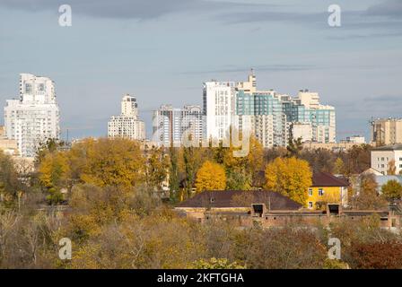Bâtiment de la ville. Immeuble résidentiel de plusieurs étages. Panorama de l'automne Kiev, la capitale de l'Ukraine. Vue sur la ville. Banque D'Images