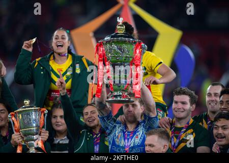 Trafford, Manchester, le 19th novembre 2022. Les équipes de femmes et d'hommes d'Australie célèbrent ensemble après chaque victoire de leurs finales de coupe du monde de rugby 2021 à la fin du match entre l'Australie et les Samoa à Old Trafford, Manchester, le samedi 19th novembre 2022. (Photo : Trevor Wilkinson | MI News) Credit: MI News & Sport /Alay Live News Banque D'Images