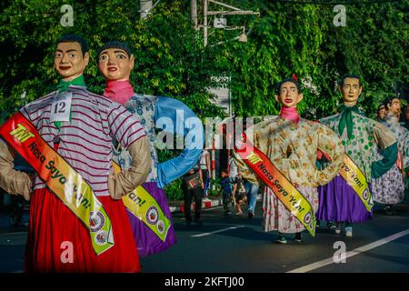 Les statues papier-maché marchent dans les rues pendant le grand défilé du festival de Higantes. Les habitants célèbrent le festival de leur ville pour la première fois après deux ans de suspension en raison de la pandémie. Les géants du boson de Higantes ou du papier-maché auraient d'abord été fabriqués par les agriculteurs locaux comme une forme de protestation contre leurs propriétaires terriens durant l'ère de la colonisation espagnole. Les marionnettes géantes papier-maché mesurent de quatre à cinq pieds de diamètre et de dix à douze pieds de hauteur et ne peuvent contrôler les géants que de l'intérieur d'eux. (Photo de Ryan Eduard Benaid/SOPA Images/Sipa USA) Banque D'Images