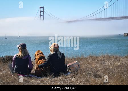 221007-N-OC394-1125 SAN FRANCISCO (OCT 7, 2022) des spectateurs locaux attendent le défilé de navires qui transitent par la baie de San Francisco dans le cadre de la semaine de la flotte de San Francisco (SFFW) 2022, le 7 octobre 2022. SFFW est l'occasion pour le public américain de rencontrer leurs équipes de la Marine, du corps des Marines et de la Garde côtière et de faire l'expérience des services maritimes de l'Amérique. Pendant la semaine de la flotte, les membres du service participent à divers événements de service communautaire, présentent les capacités et l'équipement à la communauté et apprécient l'hospitalité de la ville et de ses environs. (Photo de la marine américaine par la classe Aranza 2nd de Mass communication Specialist Banque D'Images