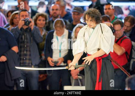 COLOGNE, ALLEMAGNE - VERS SEPTEMBRE 2018 : salon samouraï Sword sur le stand Sony de Photokina. Banque D'Images