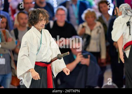 COLOGNE, ALLEMAGNE - VERS SEPTEMBRE 2018 : salon samouraï Sword sur le stand Sony de Photokina. Banque D'Images