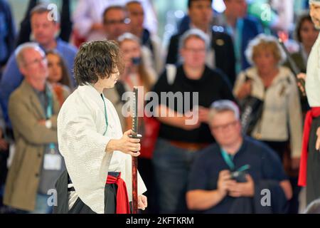 COLOGNE, ALLEMAGNE - VERS SEPTEMBRE 2018 : salon samouraï Sword sur le stand Sony de Photokina. Banque D'Images