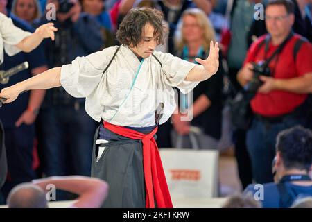 COLOGNE, ALLEMAGNE - VERS SEPTEMBRE 2018 : salon samouraï Sword sur le stand Sony de Photokina. Banque D'Images