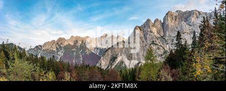 Vue panoramique sur une chaîne de montagnes dans les Alpes juliennes, vue depuis la rue menant au col de Vrata, en Slovénie Banque D'Images