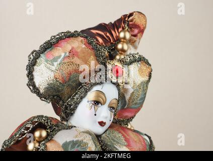 Allemagne. 19th novembre 2022. Dans cette illustration, une poupée en porcelaine représentant le héros du Commedia Del Arte Harlequin. Les poupées en porcelaine étaient populaires au 18th siècle en France. Ils ont été utilisés pour promouvoir la mode française dans le monde. Habituellement, ces poupées étaient fournies avec un grand nombre de vêtements et envoyées aux clients sous forme de mini mannequins. Crédit : SOPA Images Limited/Alamy Live News Banque D'Images