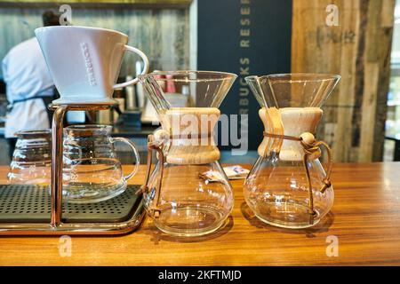 SHENZHEN, CHINE - VERS NOVEMBRE 2019 : les cafetières Chemex sont exposées à la réserve Starbucks de Shenzhen. Banque D'Images