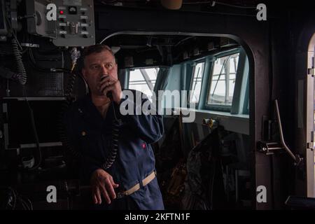 221007-N-KU796-1144 OCÉAN PACIFIQUE (OCT 7, 2022) ADM. Arrière de la marine américaine Christopher Sweeney, commandant du Carrier Strike Group (CSG) 11, s'adresse à l'équipage à bord du destroyer à missiles guidés de classe Arleigh Burke USS Decatur (DDG 73). Decatur travaille actuellement avec Nimitz Carrier Strike Group en vue d'un déploiement à venir. Banque D'Images