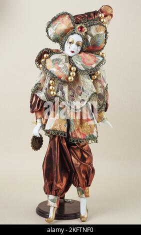 Allemagne. 19th novembre 2022. Dans cette illustration, une poupée en porcelaine représentant le héros du Commedia Del Arte Harlequin. Les poupées en porcelaine étaient populaires au 18th siècle en France. Ils ont été utilisés pour promouvoir la mode française dans le monde. Habituellement, ces poupées étaient fournies avec un grand nombre de vêtements et envoyées aux clients sous forme de mini mannequins. (Photo par Igor Golovniov/SOPA Images/Sipa USA) crédit: SIPA USA/Alay Live News Banque D'Images