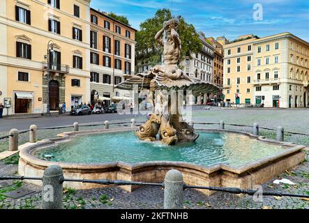 Rome Lazio Italie. Fontana del Tritone (fontaine Triton) par Bernini sur la Piazza Barberini Banque D'Images