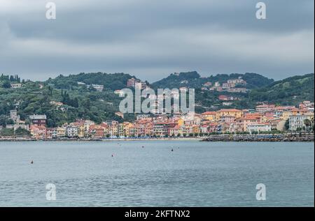 Vue panoramique sur San Terenzo et son château Banque D'Images